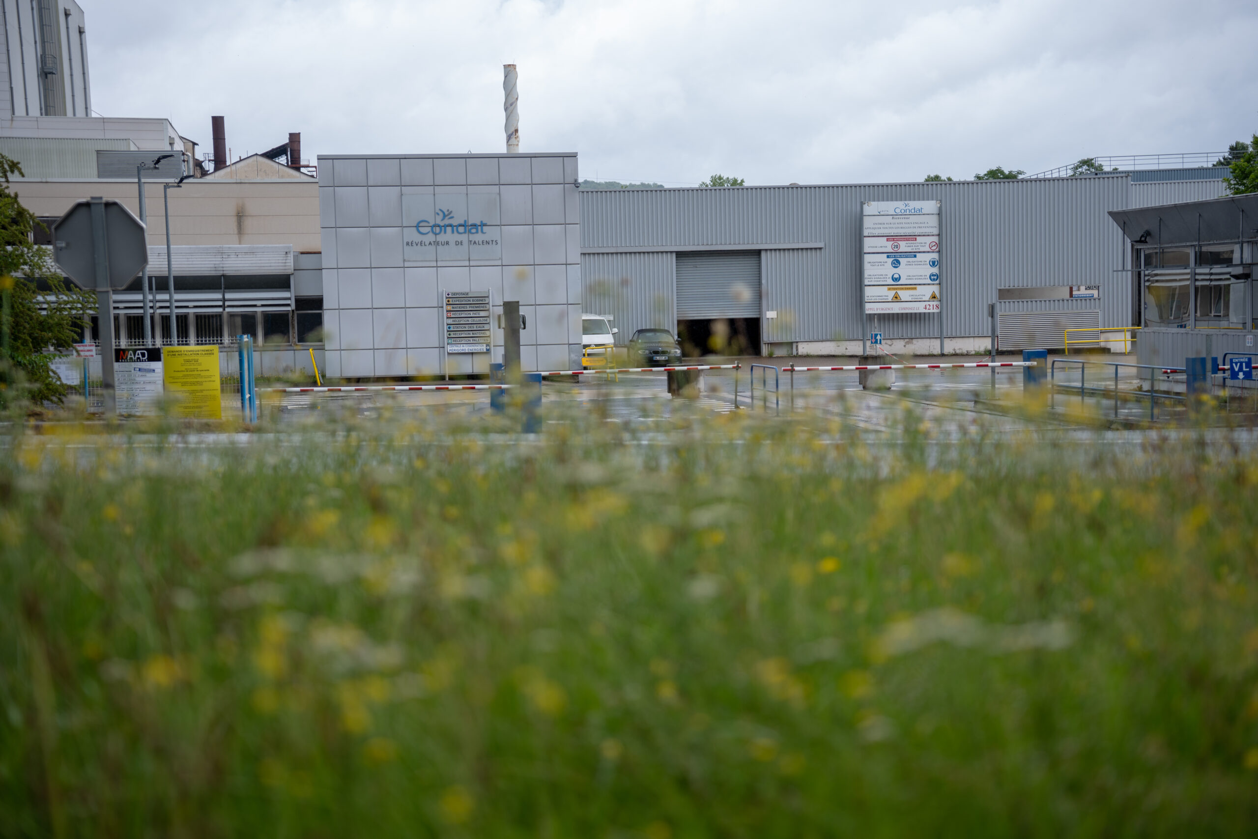 Devant de l'usine de Condat.