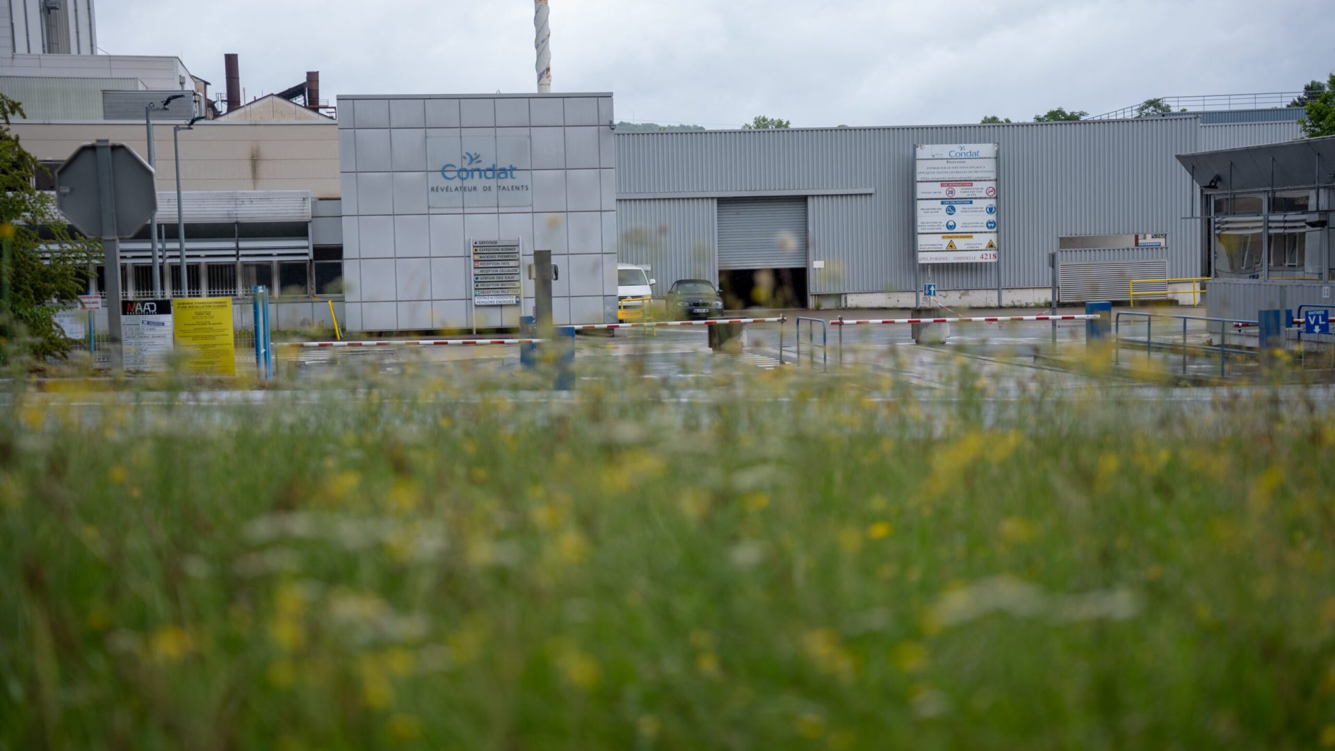 Devant de l'usine de Condat.